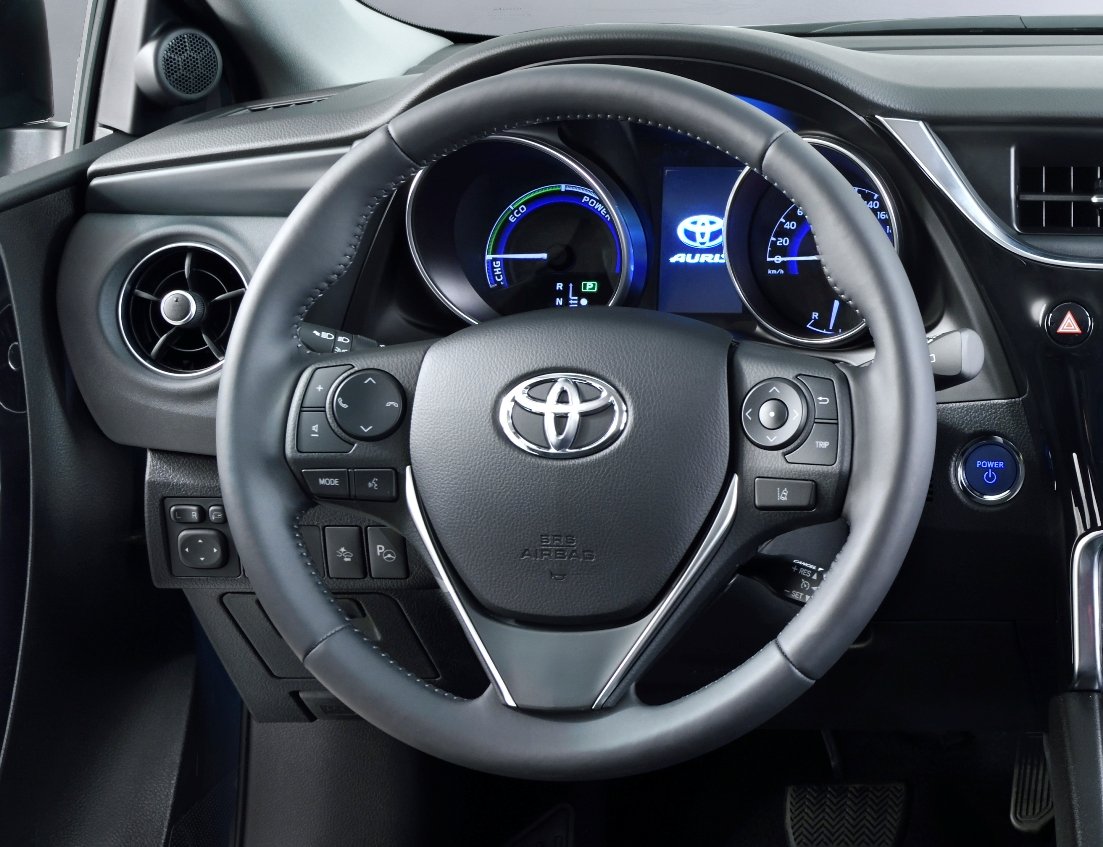 YEN� MAKYAJLI 2015 TOYOTA AUR�S RES�M GALER�S�